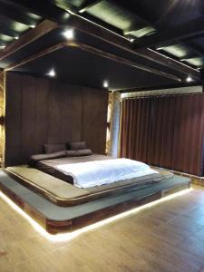 ein Schlafzimmer mit einem großen Bett in einem Zimmer in der Unterkunft Dafano Villa in Sembalun Lawang