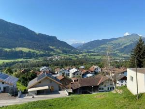 a village with mountains in the background at Ferienwohnung mit Aussicht bei Golfplatz Buna Vista in Schleuis