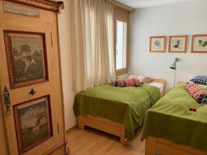 a bedroom with two beds and a window at Ferienwohnung mit Aussicht bei Golfplatz Buna Vista in Schleuis