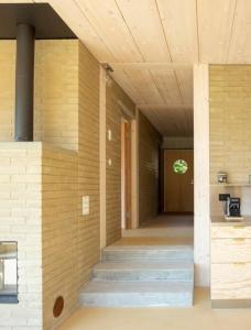 Casa con paredes de madera y escalera en Gästehaus mit See- und Weitblick en Bellerive
