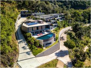 Bazén v ubytování The Cube Ocean View Pool Villa Kalim nebo v jeho okolí