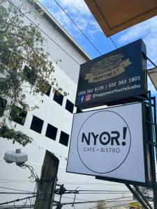 una señal para un festival de café Nycor en HappyNest Hostel Cebu en Cebu City