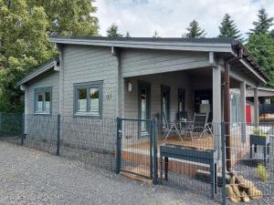 ein kleines Haus mit einem Zaun davor in der Unterkunft Ferienhaus Holzhaus Blockbohlenhaus BARBARA zur Alleinnutzung für bis zu 4 Personen in Enspel