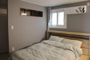 Ένα ή περισσότερα κρεβάτια σε δωμάτιο στο Stay Ami #GamcheonCultureVillage#Nampodong#Family