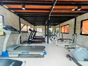 Ein Fitnessstudio mit einem Haufen Laufbänder und Maschinen in der Unterkunft Chomview Resort in Ko Lanta