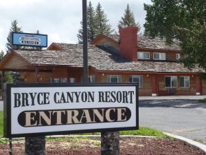 una señal para la entrada del complejo del cañón de bicicletas en Bryce Canyon Resort, en Bryce Canyon