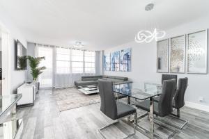 AMAZING 2BR 2BA NEWLY RENO BEACHFRONT APT W/BEACH VIEW的电视和/或娱乐中心