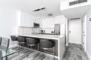 AMAZING 2BR 2BA NEWLY RENO BEACHFRONT APT W/BEACH VIEW的厨房或小厨房