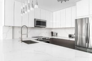 AMAZING 2BR 2BA NEWLY RENO BEACHFRONT APT W/BEACH VIEW的厨房或小厨房