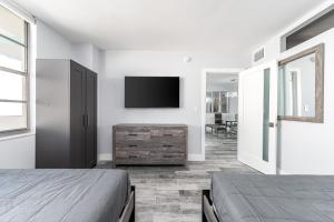 AMAZING 2BR 2BA NEWLY RENO BEACHFRONT APT W/BEACH VIEW的电视和/或娱乐中心