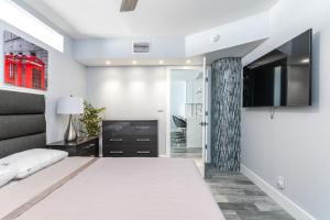 AMAZING 2BR 2BA NEWLY RENO BEACHFRONT APT W/BEACH VIEW的电视和/或娱乐中心