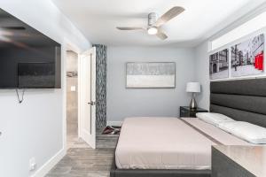 AMAZING 2BR 2BA NEWLY RENO BEACHFRONT APT W/BEACH VIEW客房内的一张或多张床位