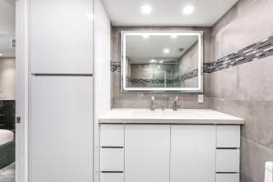 好莱坞AMAZING 2BR 2BA NEWLY RENO BEACHFRONT APT W/BEACH VIEW的带水槽和镜子的浴室