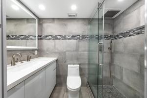 AMAZING 2BR 2BA NEWLY RENO BEACHFRONT APT W/BEACH VIEW的一间浴室
