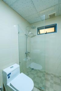 ein Bad mit einer Glasdusche und einem WC in der Unterkunft KHÁCH SẠN TRE VIỆT 2 in Tuy Hoa