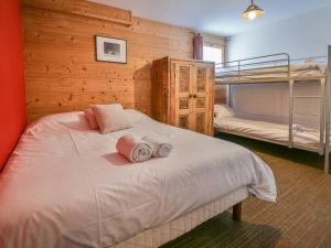 a bedroom with two bunk beds in a cabin at Chalet Le Grand-Bornand, 6 pièces, 12 personnes - FR-1-391-116 in Le Grand-Bornand