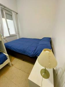 Ліжко або ліжка в номері Rincon Billinghurst en MDQ, departamento a 150 ms del mar, 2 dormitorios, solo familias, con patio y balcon, en Lamadrid 2238 Mar del Plata