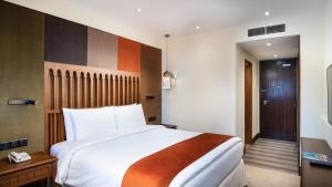 Letto o letti in una camera di Al Falaj Hotel