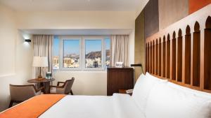 una camera d'albergo con un letto e una finestra di Al Falaj Hotel a Mascate