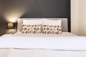 un letto bianco con due cuscini sopra di Chic a Istanbul
