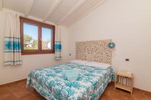 En eller flere senge i et værelse på Celeste House With Pool - Happy Rentals + 19 billeder