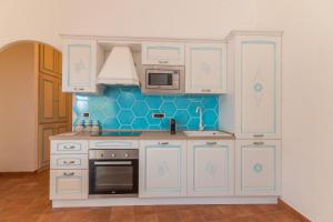 Køkken eller tekøkken på Celeste House With Pool - Happy Rentals