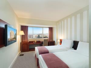 Letto o letti in una camera di Al Falaj Hotel