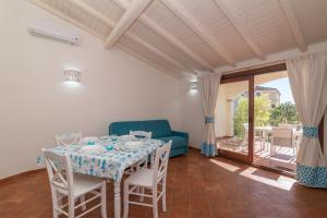 Et opholdsområde på Celeste House With Pool - Happy Rentals