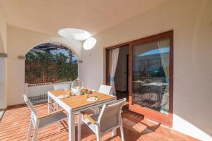 En balkon eller terrasse på Celeste House With Pool - Happy Rentals