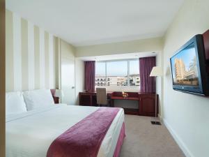 TV a/nebo společenská místnost v ubytování Al Falaj Hotel