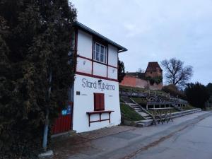 um edifício com um banco ao lado em Relax pokoj se saunou a zahrádka em Nymburk