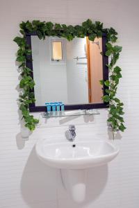 La salle de bains est pourvue d'un lavabo et d'un miroir. dans l'établissement Muscat Hills Hotel, à Mascate