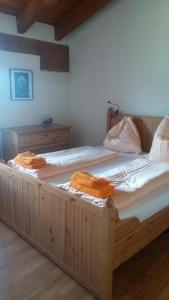 Duas camas de madeira grandes num quarto em Aparthaus Surselva, Obersaxen Surcuolm, direkt an der Skipiste em Surcuolm