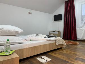 Postel nebo postele na pokoji v ubytování Casa Muntelui Râșnov