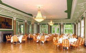 Een restaurant of ander eetgelegenheid bij Schlosshotel Molkenkur