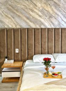 een slaapkamer met twee bedden en een tafel met bloemen bij Sea Paradise Studio in Mamaia Nord – Năvodari