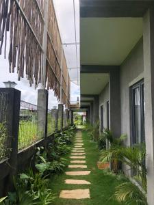 un pasillo de un edificio con plantas en el lateral en Sawah Tamanan Villa & Resort, en Yogyakarta