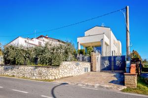 una casa al lado de una carretera con una valla en Villa Il Poggino - Modern House, en Foiano della Chiana