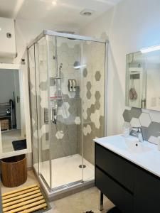 uma casa de banho com um chuveiro e um lavatório. em Le Gîte au cœur de la Provence em Venelles