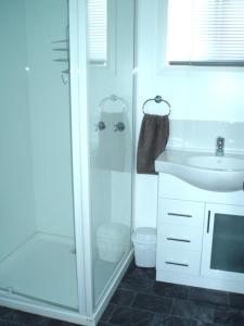 勃朗特公园高地小木屋和小屋公寓的一间浴室