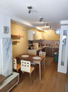 een keuken en eetkamer met een tafel en stoelen bij Apartman Anka in Divčibare
