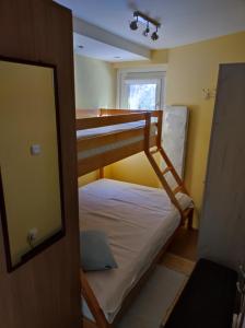 Двуетажно легло или двуетажни легла в стая в Apartman Anka