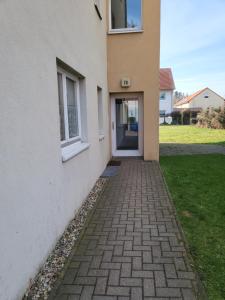 einen Backsteinsteg, der zur Tür eines Hauses führt in der Unterkunft Exklusivwohnung Bad Lauchstädt in Bad Lauchstädt