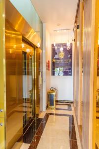 un couloir avec un ascenseur en verre dans un immeuble dans l'établissement SUNRISE Hotel Bạc Liêu, à Bạc Liêu