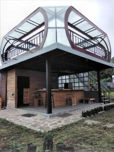 un bâtiment avec un toit pourvu de chaises et de tables dans l'établissement Dafano Villa, à Sembalun Lawang