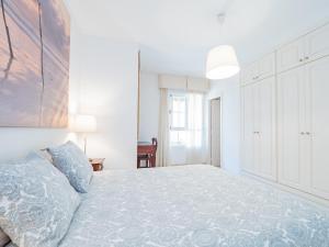 A bed or beds in a room at Cubo's Beach & Golf Marbella Még 36 kép
