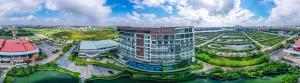 uma vista aérea de um edifício ao lado de um rio em The Reed Hotel em Ninh Binh