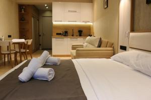 sypialnia z dużym łóżkiem z ręcznikami w obiekcie New Gudauri F4 w mieście Gudauri