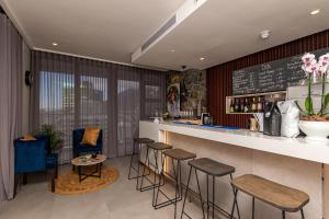 un bar en un restaurante con taburetes y mostrador en Beautiful Family Apartment with amazing views @ 16 on Bree, en Ciudad del Cabo