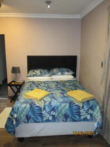- une chambre avec un lit et 2 oreillers jaunes dans l'établissement LISANÉ ACCOMMODATION, à Middelburg